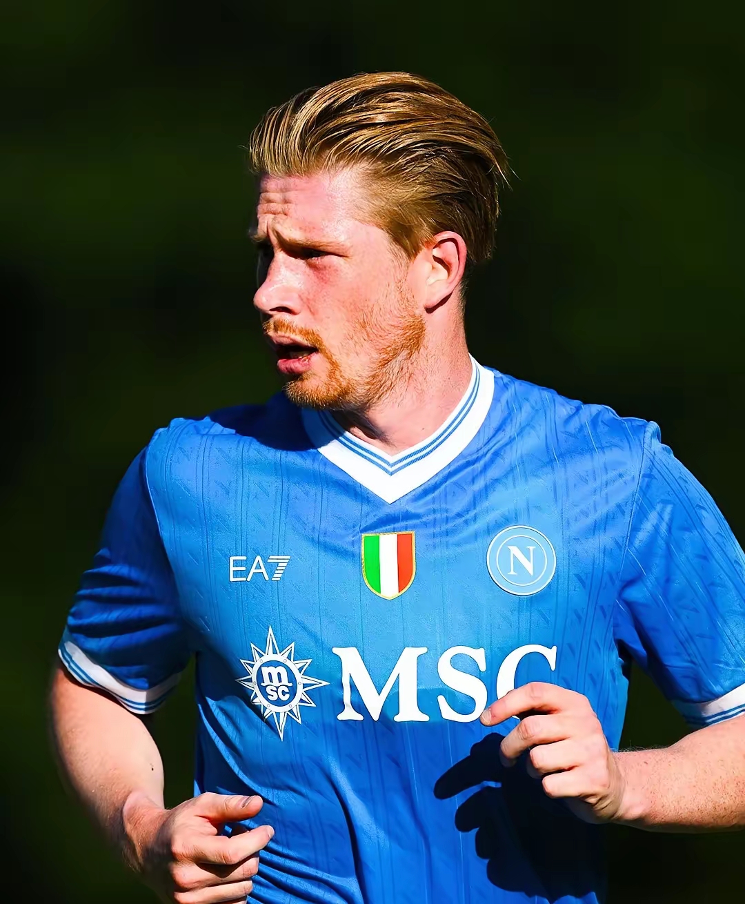 西媒：阿联酋企业慷慨赠送，巴萨球员喜获黄金iPhone